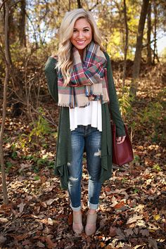 Add this cardigan to any outfit to add a layer of warmth and style to your look! Outfit Converse, Street Style Fall Outfits, Tshirt Outfit, Stylish Fall Outfits, Green Cardigan, Alt Fashion, Thanksgiving Outfit, Casual Clothes