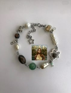 Lana Del Rey Bracelet, Bead Charms Diy, Diy Bracelet Designs, Diy Wire Jewelry, Homemade Jewelry, Handmade Wire Jewelry, Funky Jewelry, Beaded Accessories