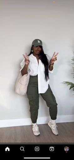 Cargo Pants Modest Outfit, Cargo Modest Outfits, Cargo Pants With Blazer Outfit, Tomboy Chic Outfits Summer, Simple Outfit Black Women, Airport Work Outfit, New Balance Outfits Black Women, Midsize Sporty Outfits, Spring Athleisure Streetwear Cargo Pants