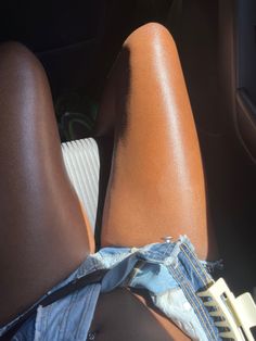 brown skin girl, oily legs Glowing Legs Black Women, Oily Body Skin, Glass Brown Skin, Clear Body Skin Aesthetic Black, Perfect Armpits, Black Clear Skin Aesthetic, Brown Skin Girl Aesthetic, Even Body Skin Tone, Clear Legs