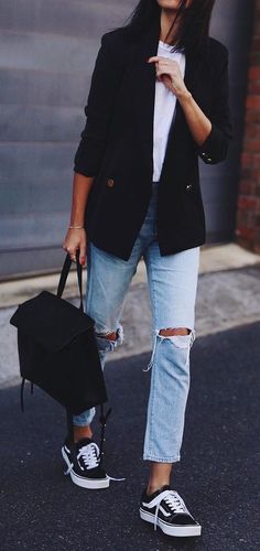 O Melhor Blog de Moda Masculina do Brasil. Classy Street Style, Minimalist Street Style, Skirt Diy, Blazer Outfit, Blazer Jeans, Distressed Boyfriend Jeans, Estilo Preppy, Destroyed Jeans, Winter Mode