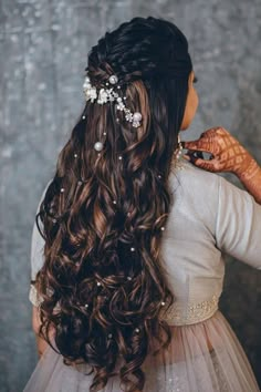 Reception Hairstyles Indian Brides, Hairstyle Aesthetic, Half Bun Hairstyles, Hairstyles Long Hair