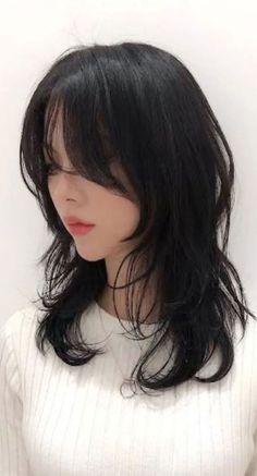 Face Framing Layer Haircuts, Haircut Ideas Woman, Simple Wolfcut, Cute Haircuts Straight Hair, Jellyfish Haircut With Curtain Bangs, Mid Length Wolf Cut Straight Hair, Shaggy Face Framing Layers, Asian Girl Wolf Cut Hair, Hush Cut Shoulder Length