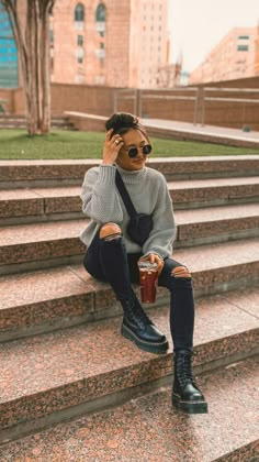 edgy streetwear look, linked here: http://liketk.it/3apG6   • Mock neck sweater  • Black distressed denim  • Belt bag  • platform combat boots Chique Outfit, Fest Outfits, Autumn Look, Hiking Outfit Winter, Pastel Outfit, Winter Outfits Cold, Trendy Fall Outfits, Trendy Fall, Casual Winter Outfits