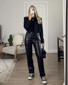 Leather Pants Converse Outfit, Outfits December, Black Leather Leggings Outfit, Leather Pants Outfit Night, Black Leather Pants Outfit, Wide Leg Outfit, Moodboard Fashion, Leather Tights