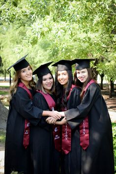 Ide Foto Wisuda Outdoor, Graduation Photos With Friends, Grad Picture Ideas, Graduation Images, Graduation Picture Poses