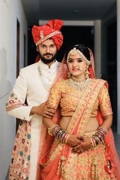 Dulha And Dulhan Pictures, Wading Photoshoot, Engejment Couple Pic, Dulha Dulhan Couples Photography, Bride Poses Indian Wedding, Shaadi Photo, Couple Wedding Dress Indian Hindu, New Dulhan Pose