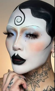 Cute Clown Makeup, Mime Makeup, Drag Queen Makeup, Face Paint Makeup, Halloween Makeup Inspiration, Queen Makeup, Scary Makeup