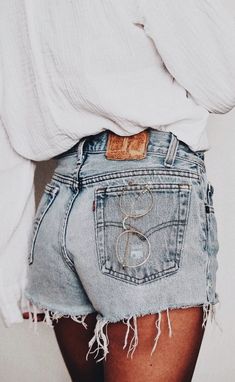 Fun Denim, Denim Shorts Outfit, Looks Jeans, Jean Vintage, Lost Girl, Bare Skin, Levi Shorts