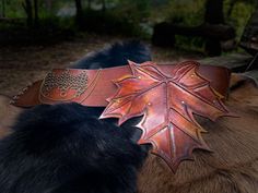 "Witchy of Forest" belt, inspired by Mabon (autumn equinox festival) maple leaf pattern, made entirely by hand. The pattern is made by hand embossing, no machine is used to make my products. The chains are made link by link by me, in the "chain mail" style in aged brass. Belt size: Length: 71cm Height: 7.5cm Leaf height (to the tip): 20cm Leather lace: 91cm Handmade leather dyeing and protection. Leather: 1st choice vegetable tanned cowhide. Hand Embossing, Leaf Belt, Maple Leaf Pattern, Brass Belt, Tan Cowhide, Leather Dye, Chain Mail, Suspender Belt, Aged Brass