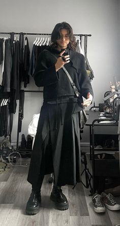 Avant Garde Outfits Men, Avante Garde Fashion Men, Japanese All Black Outfit, Summer Archive Fashion, Japanese Alternative Fashion Men, Berlin Street Style 2023, Men In Skirts Fashion Aesthetic, Japanese Androgynous Fashion, Yohji Yamamoto Outfit