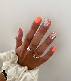 Short Nails Accent Nail, Simple Spring Nails Flowers, Easy Accent Nail Designs, Short Round Summer Nails, Short Spring Nails 2023, Dot Flower Nails, Pretty Short Nails Simple, Summer Nails 2023 Trends, Very Short Gel Nails