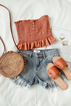 The sky is the limit when you wear the Free People Babe Rust Orange Smocked Tube Top! This cute little woven top features a fitted, strapless bodice and smocked silhouette, accented with three buttons down the neckline. Slightly cropped ruffled hem gives this top a flirty and fun look! Pair with your favorite high-waisted bottoms! #lovelulus Casual Outfits Summer, Summer Teen, Mode Shoes, Swimmers, Outfits Summer, Teen Fashion Outfits