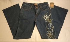 Be-Girl Womens Jeans New Sz 7 Embroidered Low Rise Boot Cut. Beautiful flower/vine motif embroidery and beadwork set these jeans apart! Embroidered Jeans Pocket, Clothes Downtown Girl, Downtown Girl Style, Cutesy Clothes, Silly Clothes, Motif Embroidery, Jeans Fits, Denim Embroidery, Free Dress