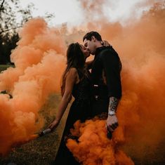 Shooting Photo Couple, Halloween Styled Shoot, Fall Photoshoot Ideas, Portret Feminin, Rauch Fotografie, Halloween Photography, Pregnant Halloween