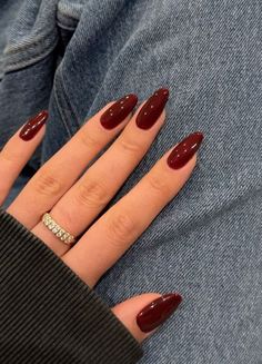 Mandelförmige Nägel in einem satten Rot Oval Nails Dark, Kutek Disney, Dark Red Nails, Wine Nails, Maroon Nails, Cherry Nails, Red Nail Polish, Red Nail, Dark Nails