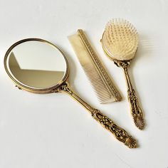 Vintage Ornate Floral Gold Tone Vanity Set Lady’s Handheld Mirror, Brush & Comb Vintage Hairbrush Aesthetic, Fancy Hair Brush, Cute Hairbrush, Painted Hairbrush, Vintage Hairbrush, Vintage Brush Set, Vintage Hair Brush, Dr Items, Antique Makeup