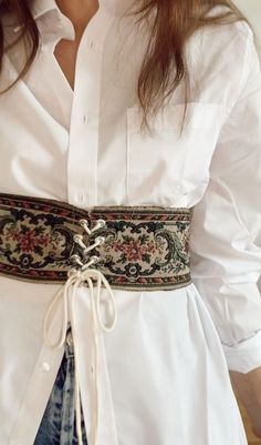 Different Belt Styles, Embroidered Corset Belt, Fabric Corset Belt, Corset Over Top, How To Make A Belt, Corset Belt Outfit Casual, Fabric Belt Diy, Corset Belt Diy, Belt Over Dress