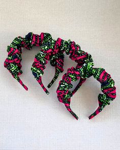 Our Ankara print head bands are the perfect hair accessory to complete your outfit! This beautiful headband is handmade with gorgeous cotton or cotton-poly blend african print fabric. This stylish headband is perfect for women and girls to wear at parties, beaches, weddings, festivals, workplaces, outdoors, and any other occasions. This hair accessory makes it the perfect gift for Christmas, Easter, Mother's Day, Valentine's day, birthdays, anniversaries, weddings, bridesmaids, graduation and be Chitenge Head Band, Ankara Scrunchies, Ankara Headband, African Hair Accessories, African Fabric Accessories, Ankara Accessories, Anima Christi, Stylish Headbands, Ankara Print