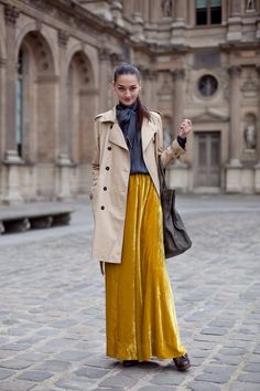 Look Hippie Chic, Trench Coat Beige, Long Outfit, Skirts Outfits, Maxi Skirt Style, Yellow Maxi Dress, Maxi Lace Skirt, Anna Dello Russo, Yellow Maxi