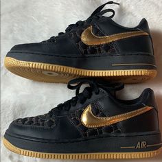 Brand New! Released In 2008 And Never Worn. Black/Metallic Gold- Rave Pink Size 4 = 5.5 Women Black And Gold Nike Shoes, Air Force 1 Noir, Black And Gold Jordans, Gold Nike Shoes, Black And Gold Sneakers, Sneakers 2024, Shoes Air Force, Sneaker Ball, Gold Nike