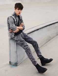 MENSWEAR  “SCHOOLYARD MEMORIES” TOPMAN S/S 13Photographer: Sarah Piantadosi  Models: Alfie Green, Sebastian Ahman, Lewis Chesson-Grive Grunge Men, Mens Grunge, 90s Outfits, 90s Fashion Grunge, Hipster Mens Fashion, Hipster Outfits, Summer Denim, Outfits Men