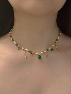 Green Aesthetic Necklace, Green And Gold Necklace Jewelry, Green Jwellary, Green Necklace Aesthetic, Bead Jewelry Ideas, Green Gold Necklace, Gold Green Necklace