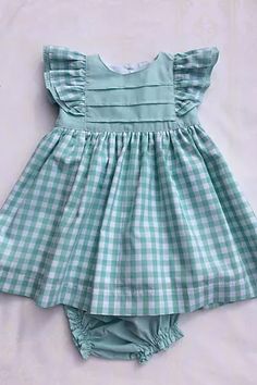 patinhofeio | Vestidos Toddler Designer Clothes, Baby Dress Design, Baby Dress Patterns, Girl Dress Patterns, Baby Clothes Patterns, Kids Fashion Dress, Kids Designer Dresses