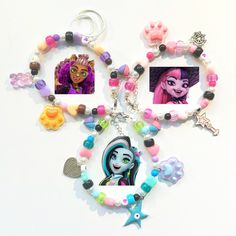 Matching handmade best friends / couple bracelets inspired by Frankie stein, draculaura, and clawdeen wolf from monster high! Clawdeen Wolf And Draculaura, Draculaura And Clawdeen, Draculaura G3, Draculaura Monster High, Monster High Frankie Stein, Wolf Bracelet, Monster High Frankie, Friends Couple, Clawdeen Wolf