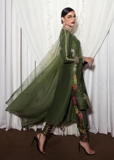 Forest green raw silk long shirt with full sleeves, paired with a matching satin silk chooridar pajama. Explore the grace of Pakistani formal dresses, combining designer elegance, traditional embroidery, and luxury. Perfect for parties, formal occasions, and Pakistani evening events. Elevate your style with exquisite formal wear dresses for women.This forest green raw silk outfit is a stunning example of elegant and sophisticated Pakistani formal dresses, designed for those who appreciate crafts Mina Hasan, Shadi Dress, Hussain Rehar, Pakistani Formal Dresses, Eid Outfits, Gota Work, Long Kurti, Silk Outfit, Simple Pakistani Dresses