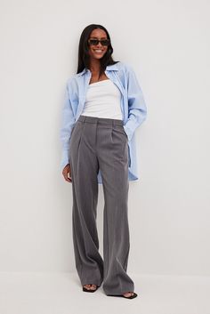 These trousers are low-waist and feature a long wide leg. They have belt loops and a zipper, hook and button closure. These trousers feature side slant pockets and back mock pockets. Inseam length in size 36: 81 cm / 31.88 in. Small Shirt Big Pants Outfit, Grey Trousers Outfit Women, Grey Trousers Outfit, Trousers Outfit Casual, Wide Pants Outfit, Wide Leg Trousers Outfit, Grey Pants Outfit, Slacks Outfit, Pants Outfit Work