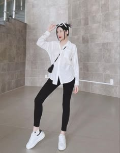 Ootd Celana Leging, Sneaker Outfits Women, Outfit Simple, Simple Fall Outfits, Casual College Outfits, Aesthetic Outfit Ideas, Korean Fashion Casual