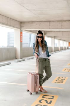 Summer Plane Outfit, Summer Airplane Outfit, Airplane Travel Outfits, Travel Outfits Women, Casual Vacation Outfits, Casual Travel Outfit, Cute Travel Outfits