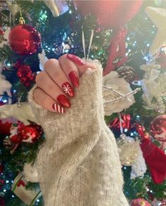 red holiday manicure Red Christmas Nail Designs, Fun Christmas Nails, Natural Color Nails, Festive Christmas Nails, Snowflake Nail Design, Christmas Nail Polish, Christmas Nail Ideas, Snowman Nails