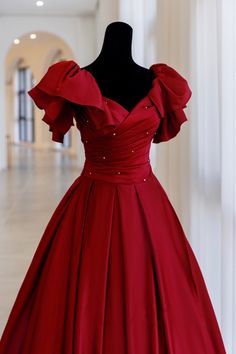 بورجوندي الساتان طويل ألف خط فستان الحفلة الراقصة، فستان السهرة Elegant Vintage Dresses Red, Red Prom Ball Gown Dress, Prom Season Dresses With Pleated Bodice For Banquet, Elegant V-neck Corset Dress With Fitted Bodice, Pleated Bodice Dress For Banquet And Prom Season, Pleated Bodice Dress For Banquet During Prom Season, Pleated Bodice Dress For Prom Season Banquet, Pleated Bodice Dress For Prom Banquet, Knee-length Evening Dress With Ruffles For Wedding