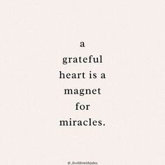 a quote that reads, a grateful heart is a magnet for miracless