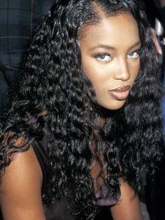 Naomi Campbell 90s Face, Naomi Campbell Curly Hair, Black 90s Makeup, Naomi Campbell 2000s, Naomi Campbell Face, Naomi Campbell Makeup, Curly Hair 90s, 90s Curly Hair, Baddie Trainers