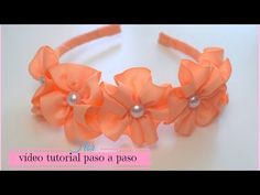 an orange flower headband with pearls on it and the words video tutorial paso paso