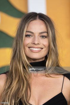 Margot Robbie Hair, Rambut Brunette, Bronde Hair, Dirty Blonde Hair, Honey Blonde Hair, Dark Blonde Hair, Blonde Hair Inspiration, Blonde Hair Looks, Long Blonde