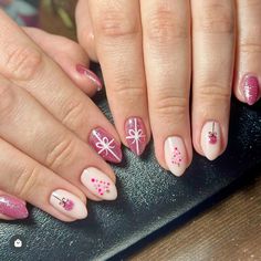 Dot Christmas Tree Nails, Gel Mani Short Nails Christmas, Christmas Nail Chrome, Winter Christmas Nails 2024, Christmas Tree Nail Ideas, Christmas Dot Nails, Pink Christmas Tree Nails, Pink Christmas Nail Ideas, Pinkmas Nails