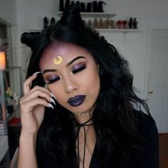 Pretty Witch Makeup Looks, Witch Hairstyles Short, Witch Make Up Pretty, Witch Makeup Halloween Pretty, Witch Makeup Ideas Pretty, Purple Halloween Makeup, Scary Makeup Halloween, Purple Witch Makeup, Pretty Witch Makeup