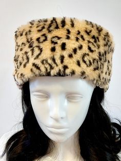 Beige leopard print headband faux fur, headband fleece lining,warm headband They are suitable for heads from 22 inches (56 cm) to 23 inches (58 cm). All items are custom made, if your head is bigger or smaller, please measure your head and send the measurements to my mailbox. Headband depth is 5 to 6 inches. If you need a headband and neck warmer set, please contact me. Wash at 30 degrees for wool. Please contact us if you have any questions. Beige Highlights, Faux Fur Headband, Warm Headbands, Leopard Print Headband, Fur Headband, Crochet Headband Pattern, Soft Hats, Fleece Scarf, Winter Headbands