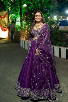 Sangeet Ghagra, Voilet Lehanga, Purple Ghagra, Purple Lehenga Bridal, Dark Purple Lehenga, भारतीय दुल्हन संबंधी, डिजाइनर कपड़े, Purple Lehenga, Lehenga Saree Design