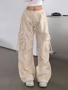 Corg Pants, Free Pants Outfit, How To Make Cargo Pants, Drawstring Cargo Pants Outfit, Cute Baggy Clothes, Cute Baggy Outfits Casual, Cacky Pants, Parashoot Pants Outfit, Cargo Pants Girl