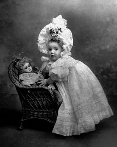 Vintage Foto's, Portrait Vintage, Victorian Photos, Images Vintage, Photo Vintage, Old Dolls, Vintage Portraits, Antique Photos