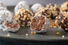 Chocolate Balls Recipe, Chocolate Balls, Oreo Balls, Mediterranean Living, Fresh Salad Recipes, Tea Biscuits, Frozen Chocolate, Chocolate Butter, Peanut Butter Balls