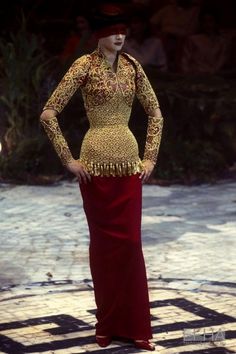 1998 Couture, Mcqueen Givenchy, Character Designing, Givenchy Fashion, Fashion 1980s, Couture Designers, 90s Retro, Fashion Seasons