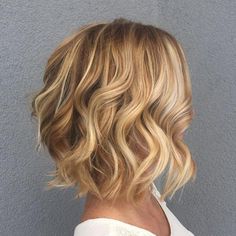 Caramel Wavy Bob With Blonde Highlights Butterscotch Blonde Hair Highlights, Messy Bun For Thinner Hair, Curled Bob Hairstyle, Short Curly Bob Hairstyles, Straight Bob Hairstyles, Angled Bob Hairstyles, Inverted Bob Hairstyles, Messy Bob Hairstyles, Blond Balayage