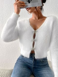 Blanco Casual Collar manga larga Tela Liso  Embellished Estiramiento medio Fluffy White Cardigan, White Fuzzy Sweater Outfits, Fluffy Sweater Outfit, White Cardigan Outfit, Fluffy Cardigan, Bow Sweater, Fur Sweater, Knitting Women Cardigan