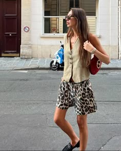 The Fashion Crowd Has Spoken–Longline Shorts Are Totally In | Who What Wear Pattern Shorts Outfit, French Girl Summer, Print Shorts Outfit, Waistcoat Outfit, Leopard Print Outfits, Denim Shorts Outfit, Leopard Outfits, Leopard Shorts, Summer Shorts Outfits